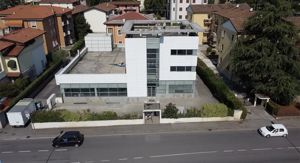 vista immobile alto frontale ricrea immobiliare costruzioni sostenibili